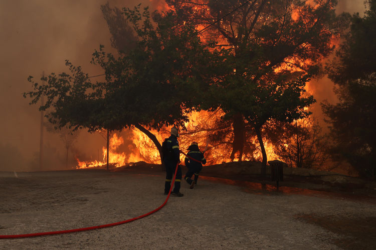 Yunanistan'daki yangın sanayi bölgesindeki fabrika ve depolara kadar ulaştı